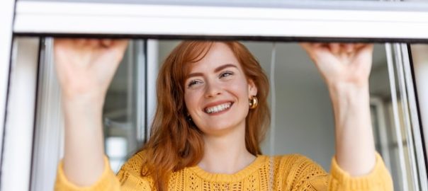 Imagem de mulher feliz abrindo a janela